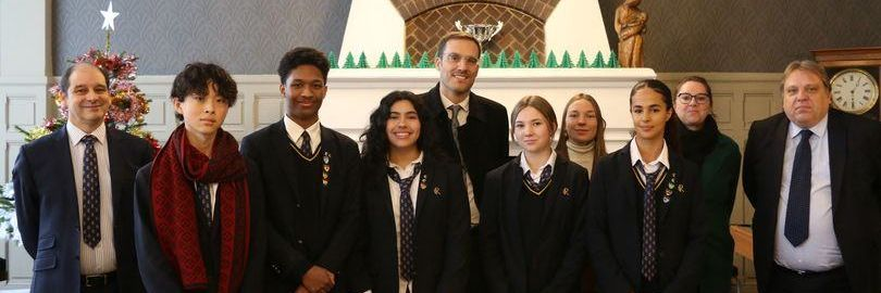 Photo : devant : les Capitaines dont le Capitaine d’École ; puis, de droite à gauche : Stéphane ROYO  , directeur de l’École, Lucie GUERIN  responsable de l’Internat, @Marie-Hildegarde CHAUVEAU , Simon Barbe et Ivor GEMMELL , directeur d’établissement.